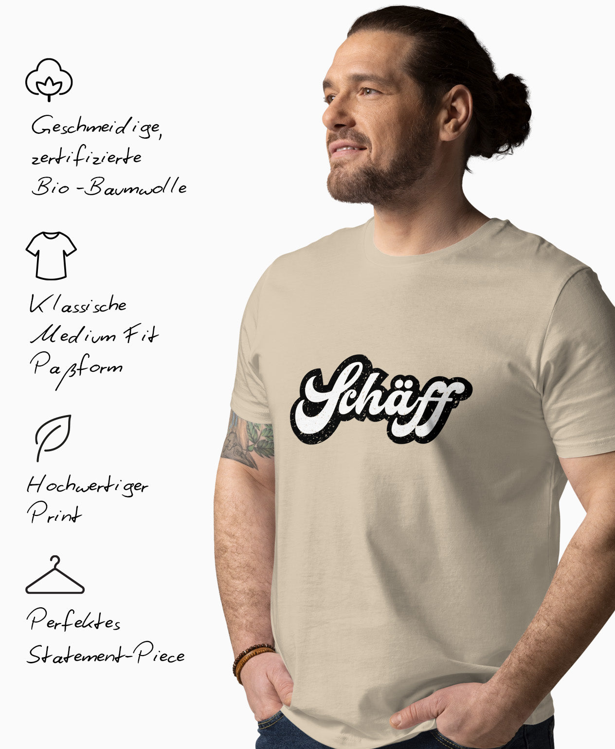 Mann trägt beigefarbenes Bio-T-Shirt mit Schwarz-Weißem Retro-Schriftzug „Schäff“. Links daneben Produktmerkmale: geschmeidige Bio-Baumwolle, Medium Fit Passform, hochwertiger Print und perfektes Statement-Piece.
