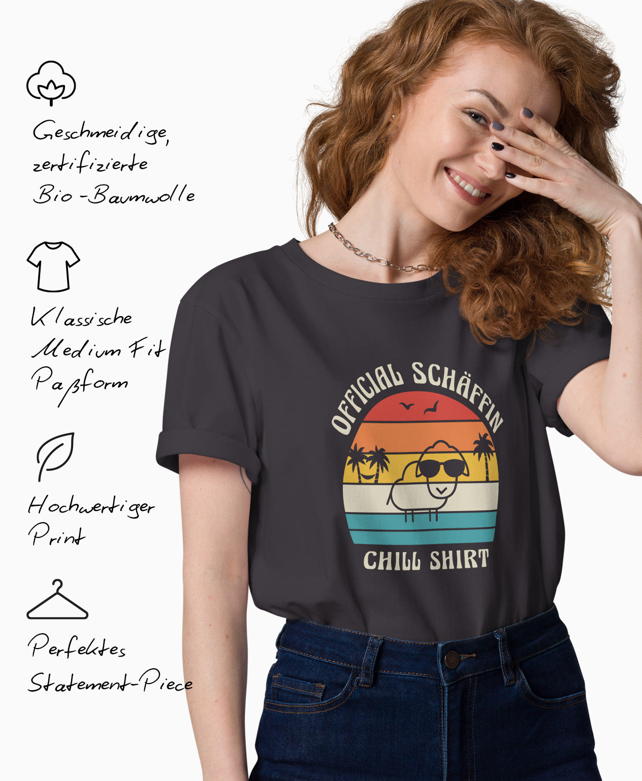 Frau trägt Frau trägt SCHÄFFIN – Official Chill Shirt Bio T-Shirt in Anthrazit. Links daneben Produktmerkmale: geschmeidige Bio-Baumwolle, Medium Fit Passform, hochwertiger Print und perfektes Statement-Piece.