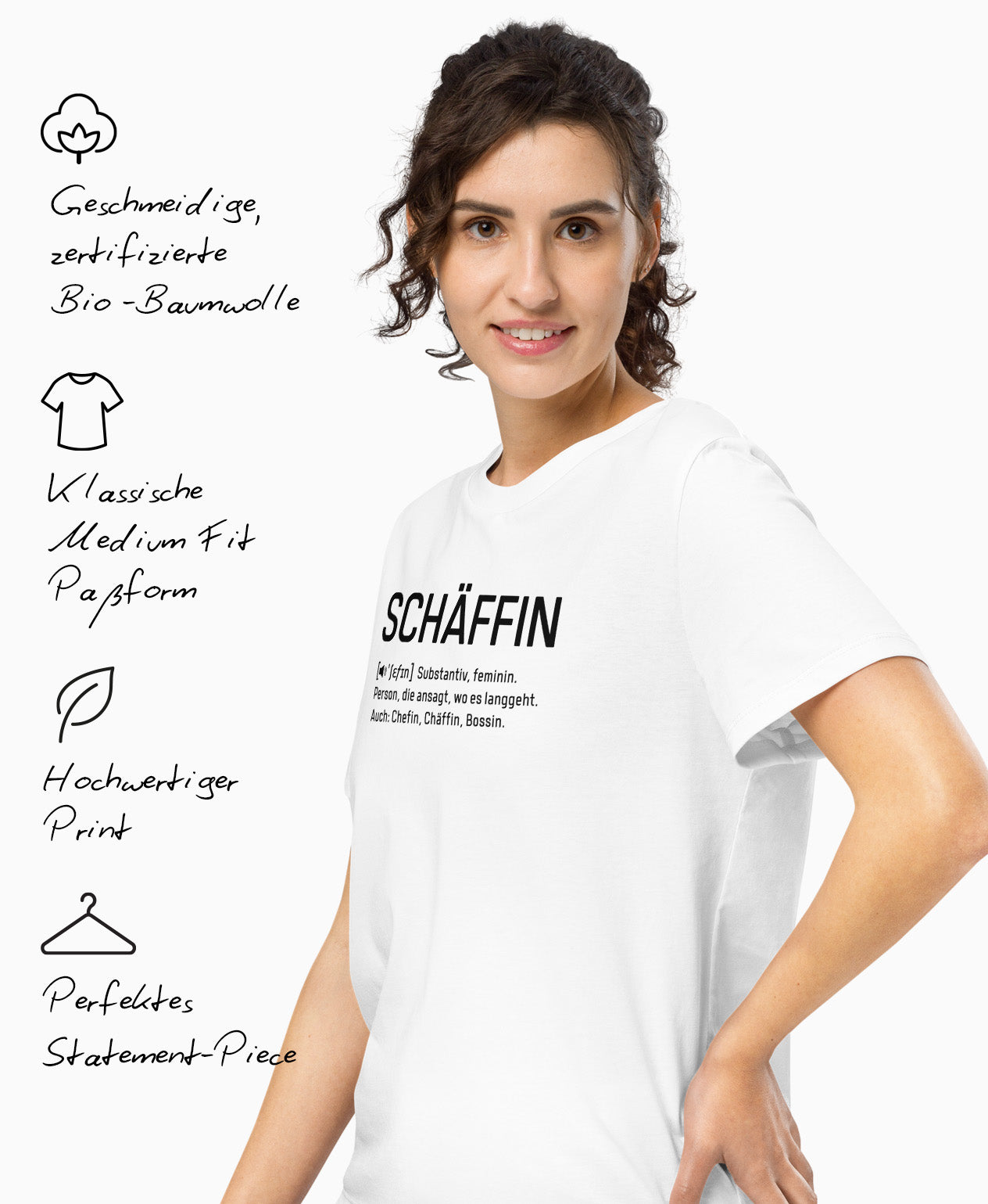 Frau trägt SCHÄFFIN – Chefin Definition Bio T-Shirt in Farbe Weiss, schwarzer Frontaufdruck im Wörterbuch-Stil. Links daneben Produktmerkmale: geschmeidige Bio-Baumwolle, Medium Fit Passform, hochwertiger Print und perfektes Statement-Piece.