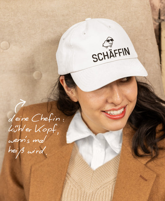 Frau mit weißer Schäffin Cap und Hinweis: ‚deine Chefin: kühler Kopf, wenn’s mal heiß wird.’