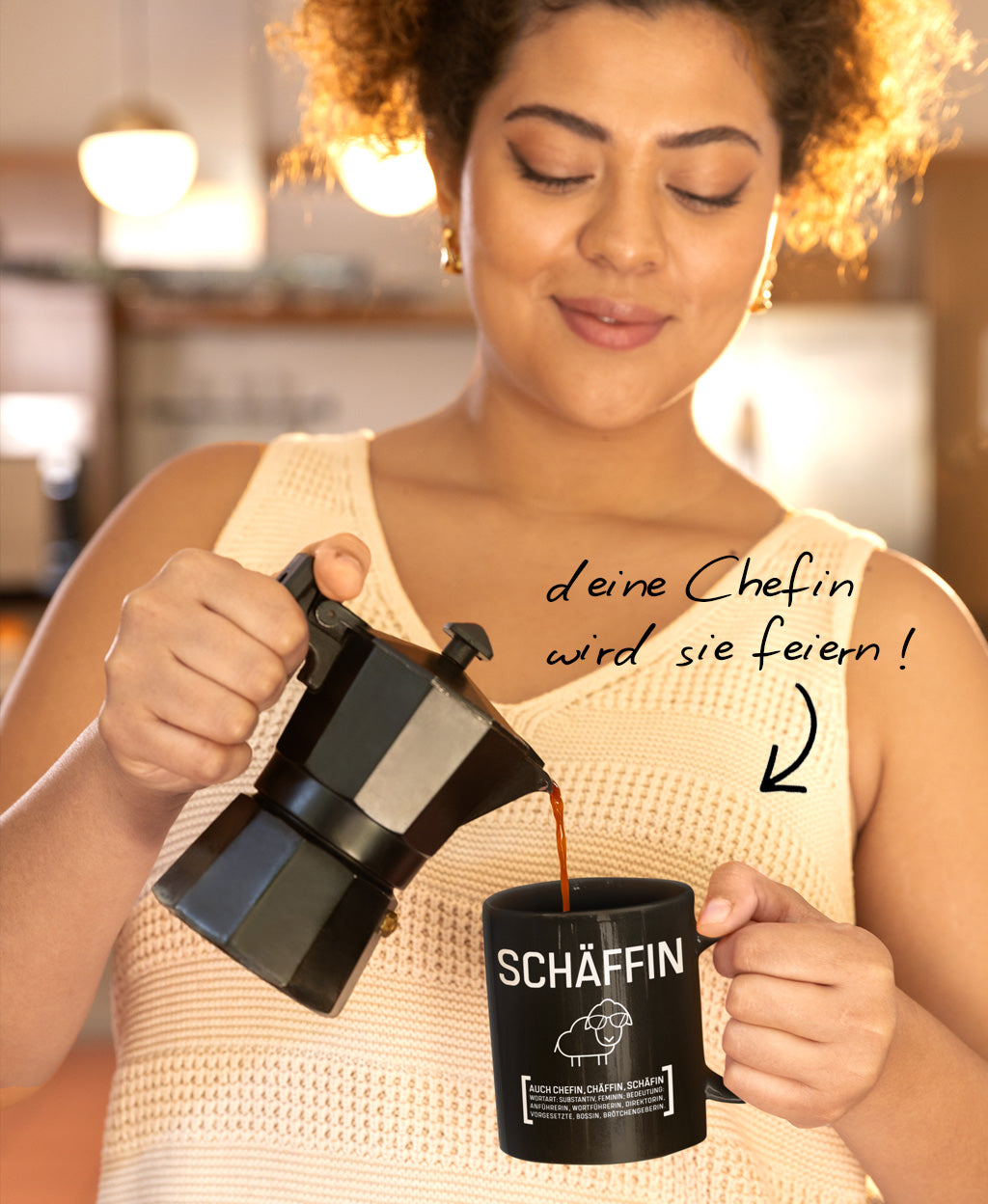 Frau hält schwarze Kaffeetasse mit SCHÄFFIN Motiv in der Hand: mit Texthinweis ‚deine Chefin wird sie feiern !’