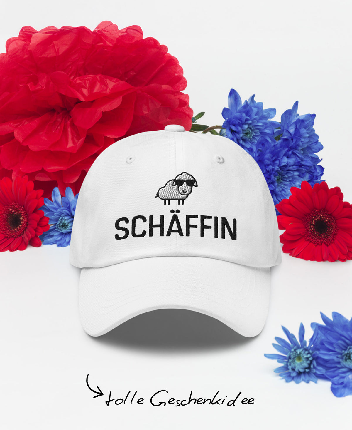 Weisse Schäffin Kappe mit SCHÄFFIN Stick und kleinem Schaf-Icon; umgeben von Blumen und Text: ‚tolle Geschenkidee’.