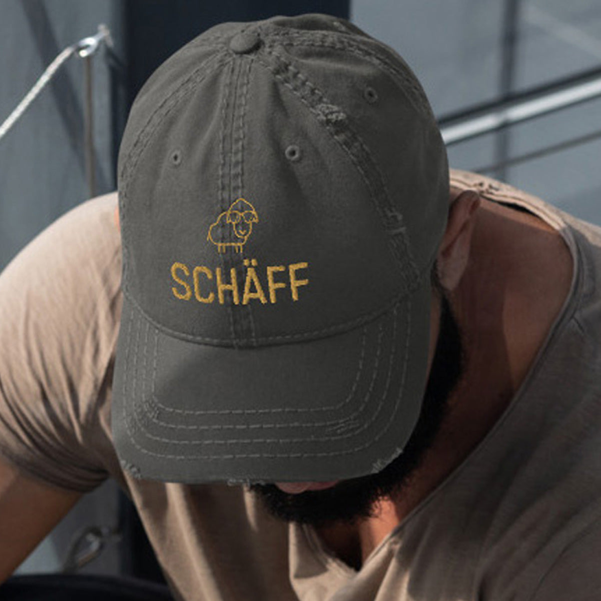 Dunkle SCHÄFF Cap im Used-Look mit goldfarbener Stickerei – Stylischer Dad-Hat für Männer in Führungspositionen.