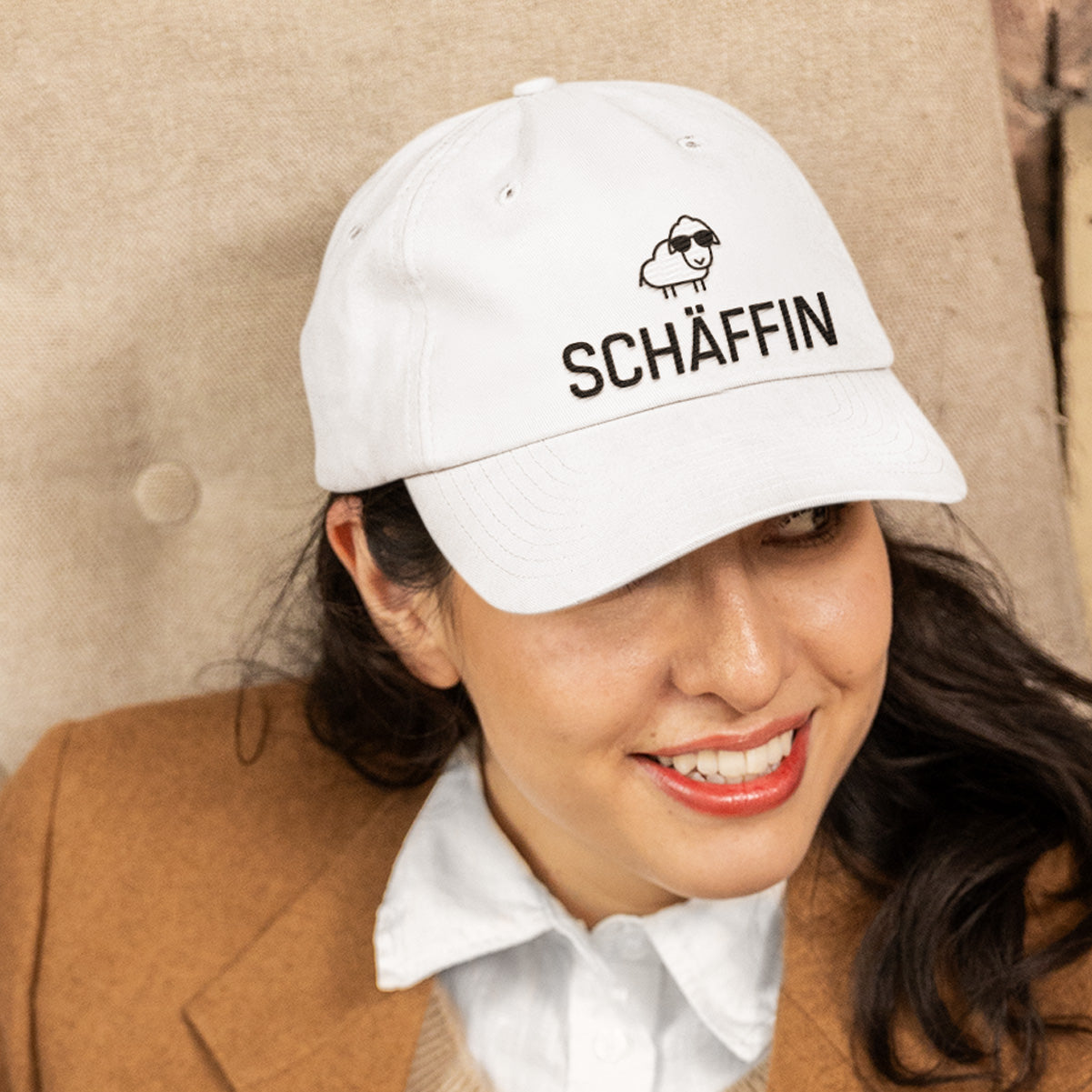 Weiße SCHÄFFIN Cap mit Stickerei – Stylischer Dad-Hat für Frauen in Führungspositionen.
