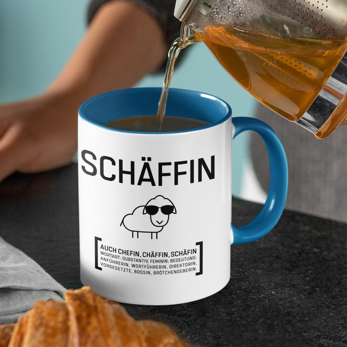 Personalisierte SCHÄFFIN Tasse zweifarbig – Hochwertige Kaffeetasse für das Büro und als Teamgeschenk.