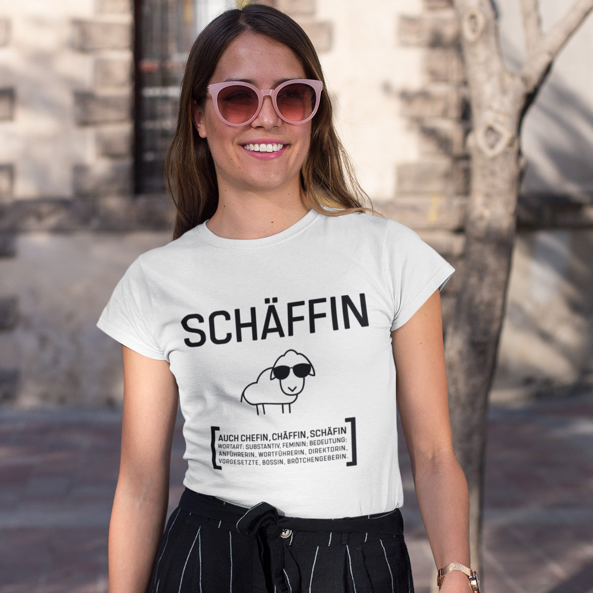 Weißes SCHÄFFIN T-Shirt für Damen – Lässiges Statement-Shirt als Geschenkidee für die Lieblings-Chefin.