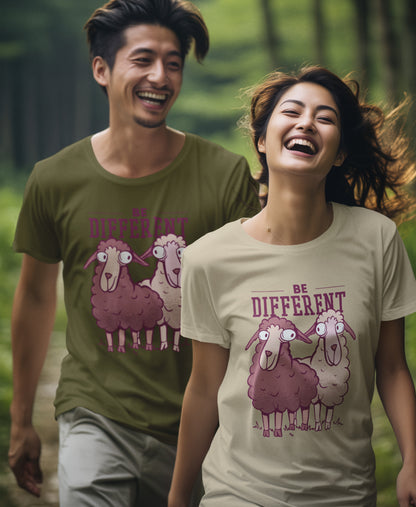 Ein lächelndes Paar geht draußen spazieren und trägt Partner-T-Shirts mit dem Schaf-Motiv und dem Spruch - Be Different. Der Mann trägt das Shirt in Olivgrün, die Frau in Sandfarben (Desert Dust), im Hintergrund ist ein unscharfer Wald zu sehen.
