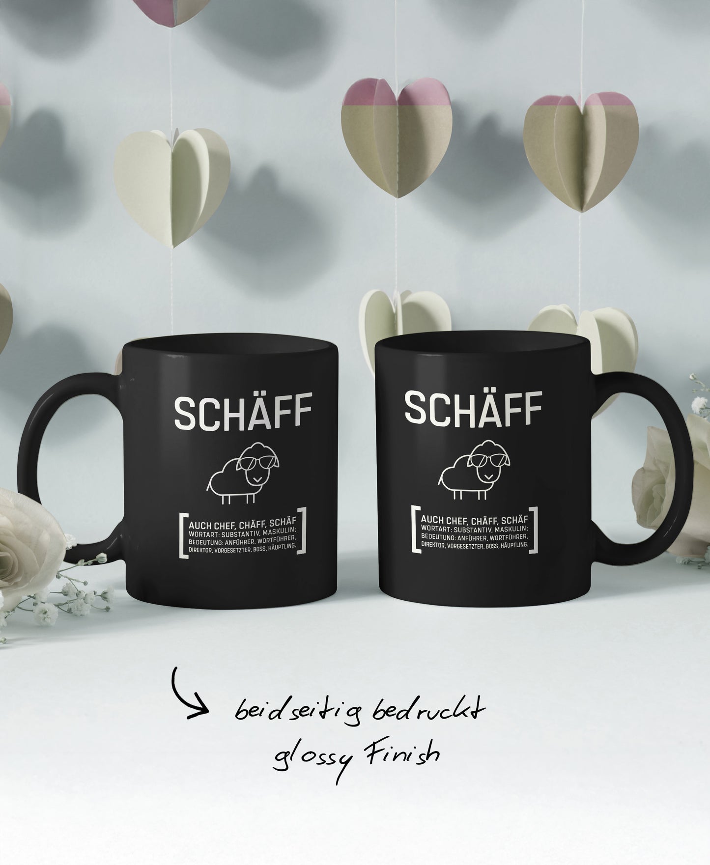 Schwarze Keramiktasse mit SCHÄFF Motiv: mit Hinweis ‚beidseitig bedruckt, Glossy Finish’.