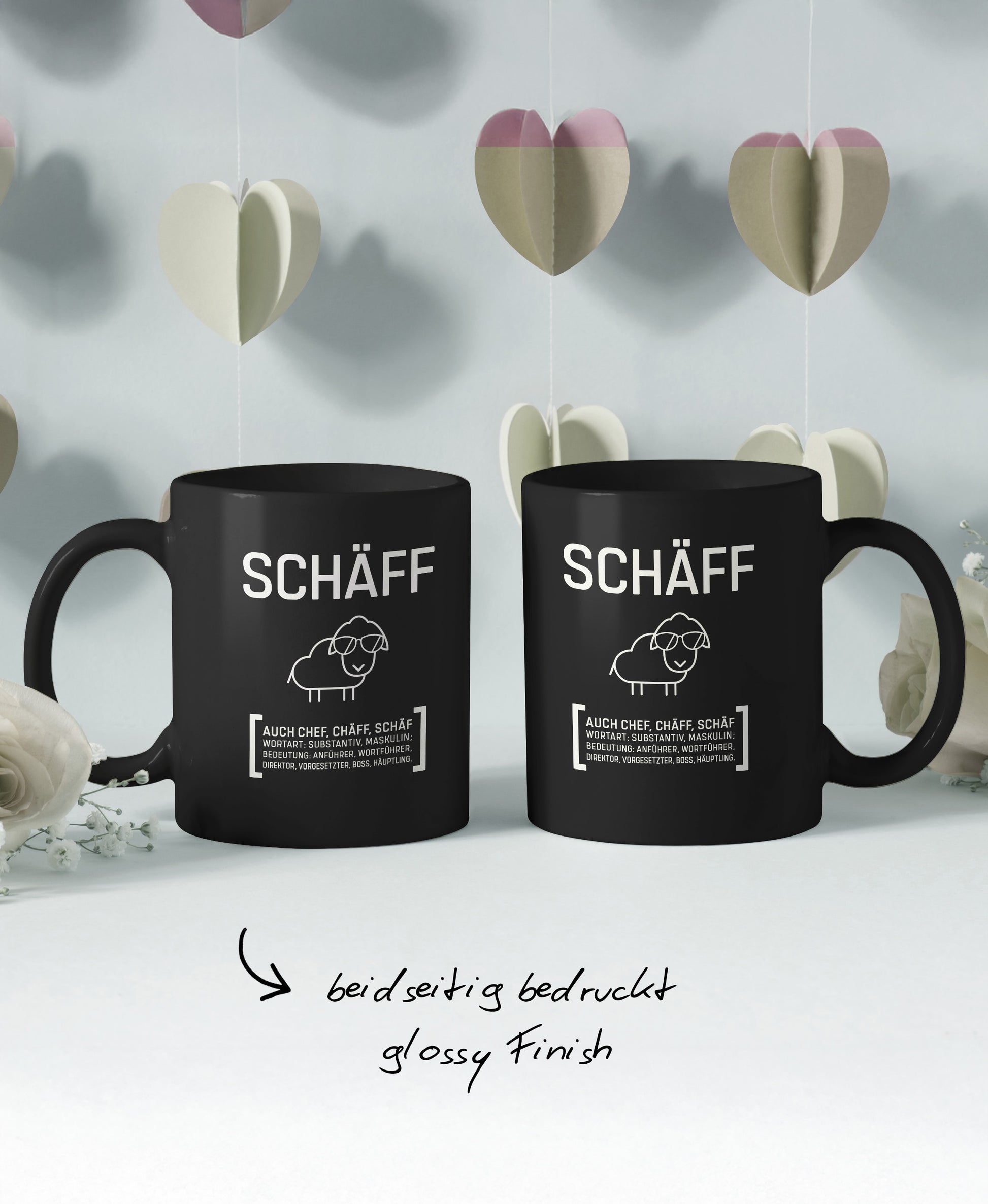 Schwarze Keramiktasse mit SCHÄFF Motiv: mit Hinweis ‚beidseitig bedruckt, Glossy Finish’.