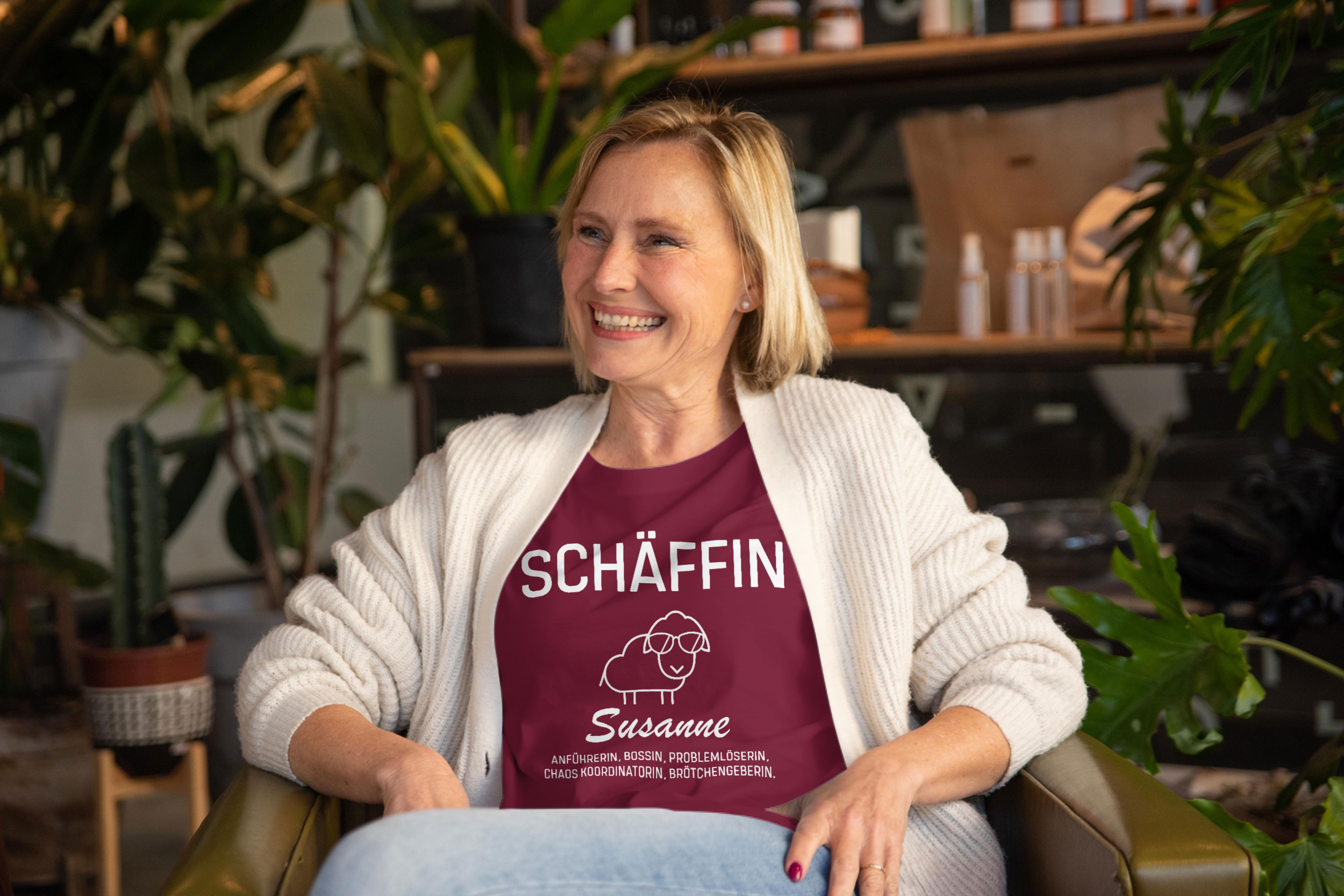 Selbstbewusste Frau im weinroten SCHÄFFIN T-Shirt – Hochwertiges Geschenk für Chefinnen und Powerfrauen.