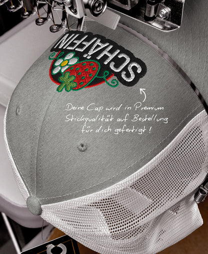 Schäffin Retro Trucker Cap Erdbeere, in Stickmaschine mit Hinweis, deine Cap wird in Premium Stickqualtiät auf Bestellung für dich gefertigt.
