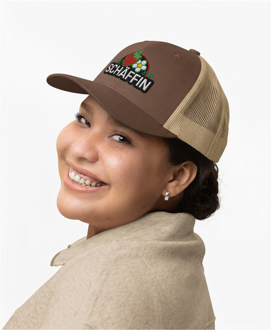 Modell mit SCHÄFFIN Retro Trucker Cap Erdbeere, in Braun-Khaki mit hochwertigem Erdbeer-Stickerei-Motiv, Seitenansicht
