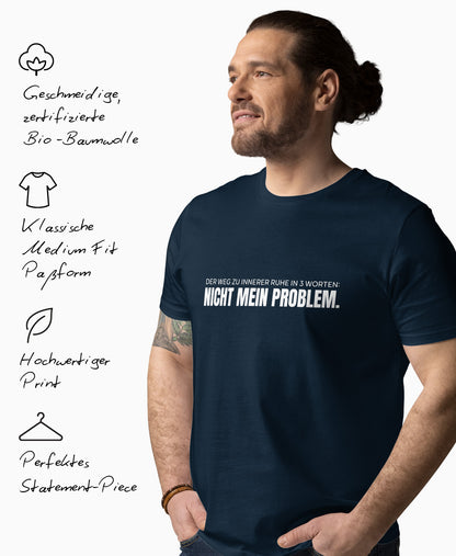 Mann trägt navyfarbenes SCHÄFF Bio-T-Shirt mit weissem Text: Nicht mein Problem. Links daneben Produktmerkmale: geschmeidige Bio-Baumwolle, Medium Fit Passform, hochwertiger Print und perfektes Statement-Piece.