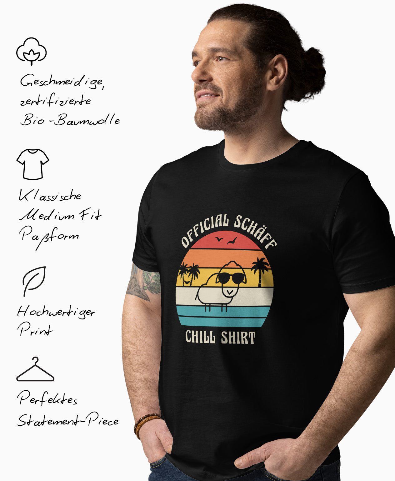 Mann trägt Frau trägt SCHÄFF – Official Chill Shirt  Bio T-Shirt in Schwarz. Links daneben Produktmerkmale: geschmeidige Bio-Baumwolle, Medium Fit Passform, hochwertiger Print und perfektes Statement-Piece. 