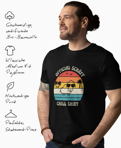 Mann trägt Frau trägt SCHÄFF – Official Chill Shirt  Bio T-Shirt in Schwarz. Links daneben Produktmerkmale: geschmeidige Bio-Baumwolle, Medium Fit Passform, hochwertiger Print und perfektes Statement-Piece. 