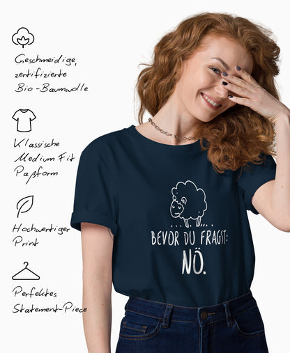 Frau trägt Frau trägt SCHÄFF – Bevor du fragst: Nö. Schaf Bio T-Shirt in Farbe French Navy, mit handgezeichnetem lustigen Schaf, das zerknirscht schaut. Links daneben Produktmerkmale: geschmeidige Bio-Baumwolle, Medium Fit Passform, hochwertiger Print und perfektes Statement-Piece.