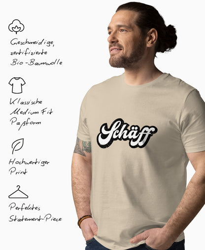 Mann trägt beigefarbenes Bio-T-Shirt mit Schwarz-Weißem Retro-Schriftzug „Schäff“. Links daneben Produktmerkmale: geschmeidige Bio-Baumwolle, Medium Fit Passform, hochwertiger Print und perfektes Statement-Piece.