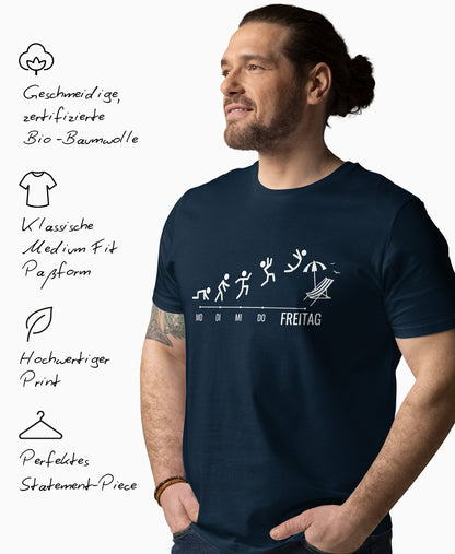Mann trägt SCHÄFF – Evolution Arbeitswoche Freitag Liegestuhl T-Shirt in Farbe French Navy mit lustigen weissen Strichmännchen. Links daneben Produktmerkmale: geschmeidige Bio-Baumwolle, Medium Fit Passform, hochwertiger Print und perfektes Statement-Piece. 
