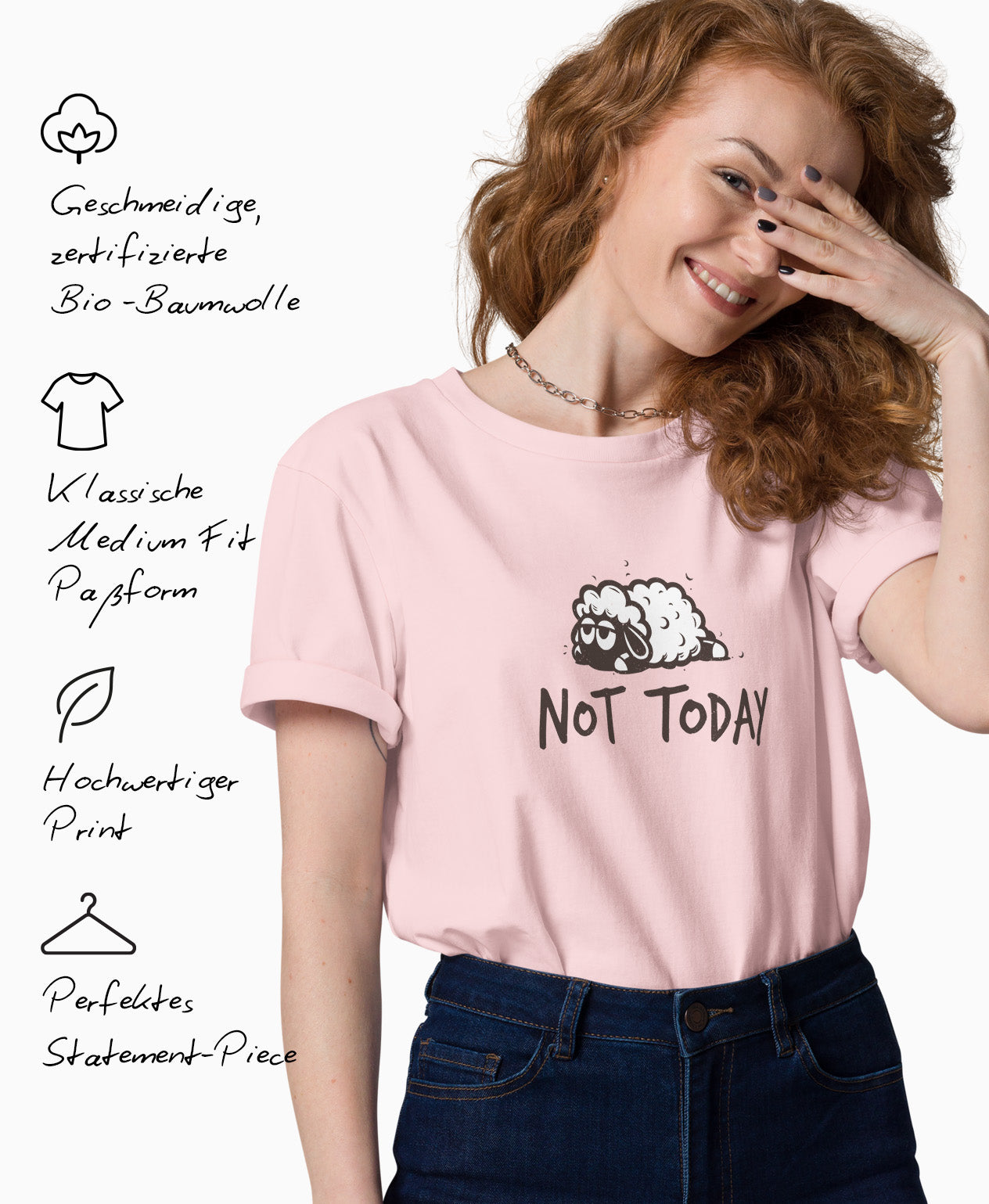 Frau trägt hellrosa SCHÄFF „Not Today“ Vintage-Schaf Bio T-Shirt. Links daneben Produktmerkmale: geschmeidige Bio-Baumwolle, Medium Fit Passform, hochwertiger Print und perfektes Statement-Piece.