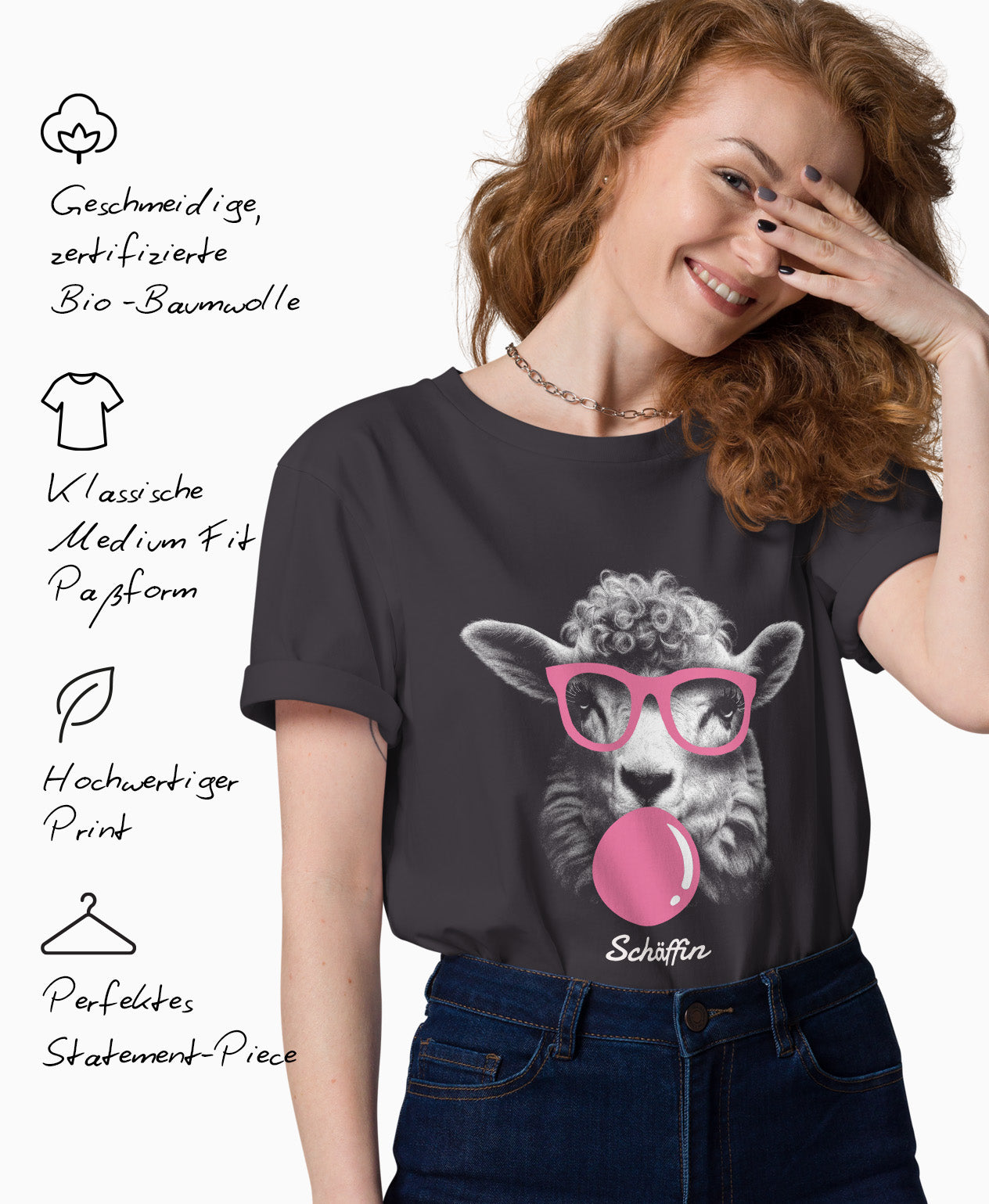 Frau trägt Frau trägt SCHÄFFIN T-Shirt. Lustiges Schaf mit rosa Kaugummi und rosa Brille, Anthrazit. Links daneben Produktmerkmale: geschmeidige Bio-Baumwolle, Medium Fit Passform, hochwertiger Print und perfektes Statement-Piece. 