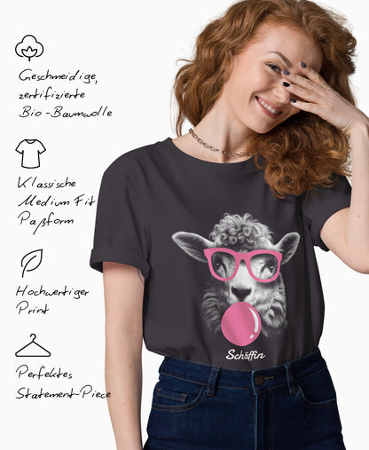 Frau trägt Frau trägt SCHÄFFIN T-Shirt. Lustiges Schaf mit rosa Kaugummi und rosa Brille, Anthrazit. Links daneben Produktmerkmale: geschmeidige Bio-Baumwolle, Medium Fit Passform, hochwertiger Print und perfektes Statement-Piece. 