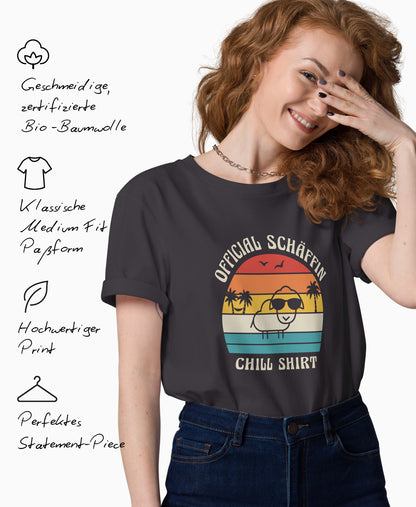 Frau trägt Frau trägt SCHÄFFIN – Official Chill Shirt  Bio T-Shirt in Anthrazit. Links daneben Produktmerkmale: geschmeidige Bio-Baumwolle, Medium Fit Passform, hochwertiger Print und perfektes Statement-Piece.