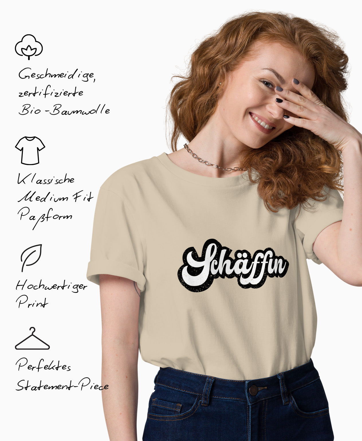 Frau trägt beigefarbenes Bio-T-Shirt mit Schwarz-Weißem Retro-Schriftzug „Schäffin“. Links daneben Produktmerkmale: geschmeidige Bio-Baumwolle, Medium Fit Passform, hochwertiger Print und perfektes Statement-Piece.