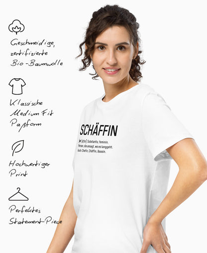 Frau trägt SCHÄFFIN – Chefin Definition Bio T-Shirt in Farbe Weiss, schwarzer Frontaufdruck im Wörterbuch-Stil. Links daneben Produktmerkmale: geschmeidige Bio-Baumwolle, Medium Fit Passform, hochwertiger Print und perfektes Statement-Piece.