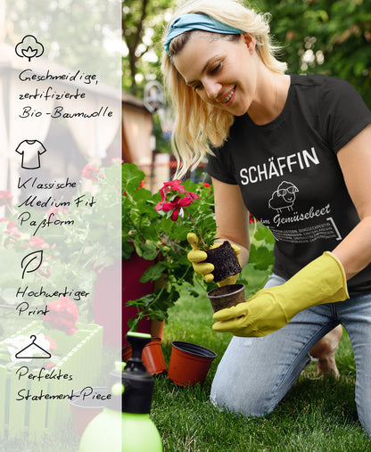 Frau trägt SCHÄFFIN – Gärtnerin Garten Bio T-Shirt in Farbe Schwarz, weisser Frontaufdruck im Wörterbuch-Stil. Links daneben Produktmerkmale: geschmeidige Bio-Baumwolle, Medium Fit Passform, hochwertiger Print und perfektes Statement-Piece.