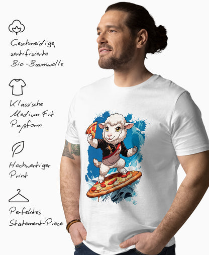 Mann trägt SCHÄFF – Lustiges Schaf Pizza Surfer Bio T-Shirt. Links daneben Produktmerkmale: geschmeidige Bio-Baumwolle, Medium Fit Passform, hochwertiger Print und perfektes Statement-Piece.