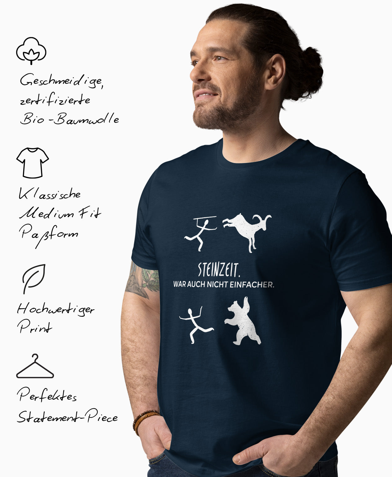 Mann trägt navyfarbenes Bio-T-Shirt mit weissem SCHÄFF Motiv einer Höhlenmalerei und dem Text: Steinzeit war auch nicht einfacher. Links daneben Produktmerkmale: geschmeidige Bio-Baumwolle, Medium Fit Passform, hochwertiger Print und perfektes Statement-Piece.