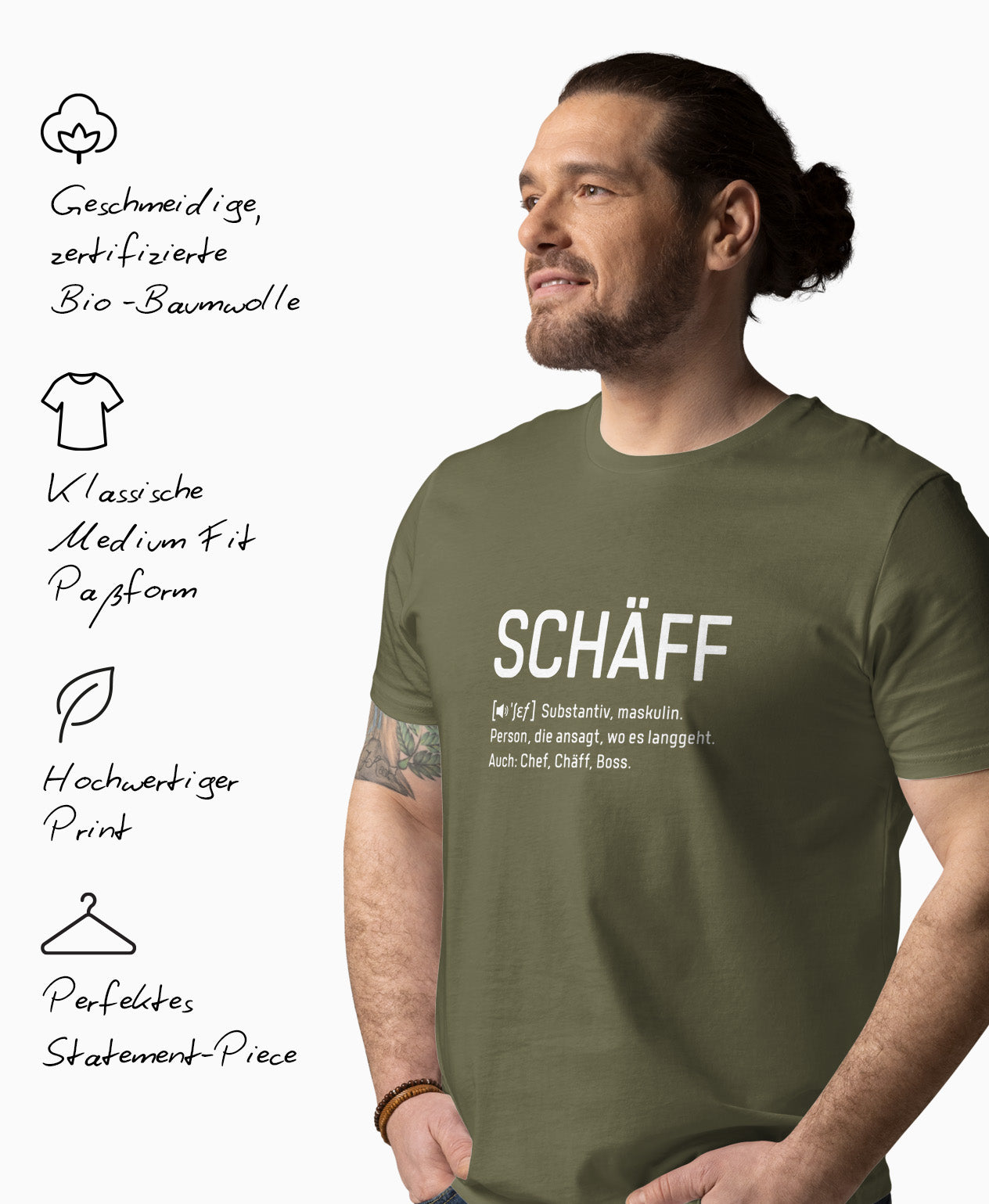 Mann trägt SCHÄFF – Chef Definition Bio T-Shirt in Farbe Khakigrün, weissem Frontaufdruck im Wörterbuch-Stil. Links daneben Produktmerkmale: geschmeidige Bio-Baumwolle, Medium Fit Passform, hochwertiger Print und perfektes Statement-Piece.