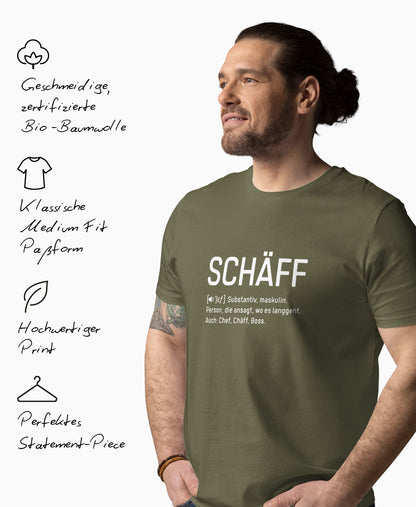Mann trägt SCHÄFF – Chef Definition Bio T-Shirt in Farbe Khakigrün, weissem Frontaufdruck im Wörterbuch-Stil. Links daneben Produktmerkmale: geschmeidige Bio-Baumwolle, Medium Fit Passform, hochwertiger Print und perfektes Statement-Piece.