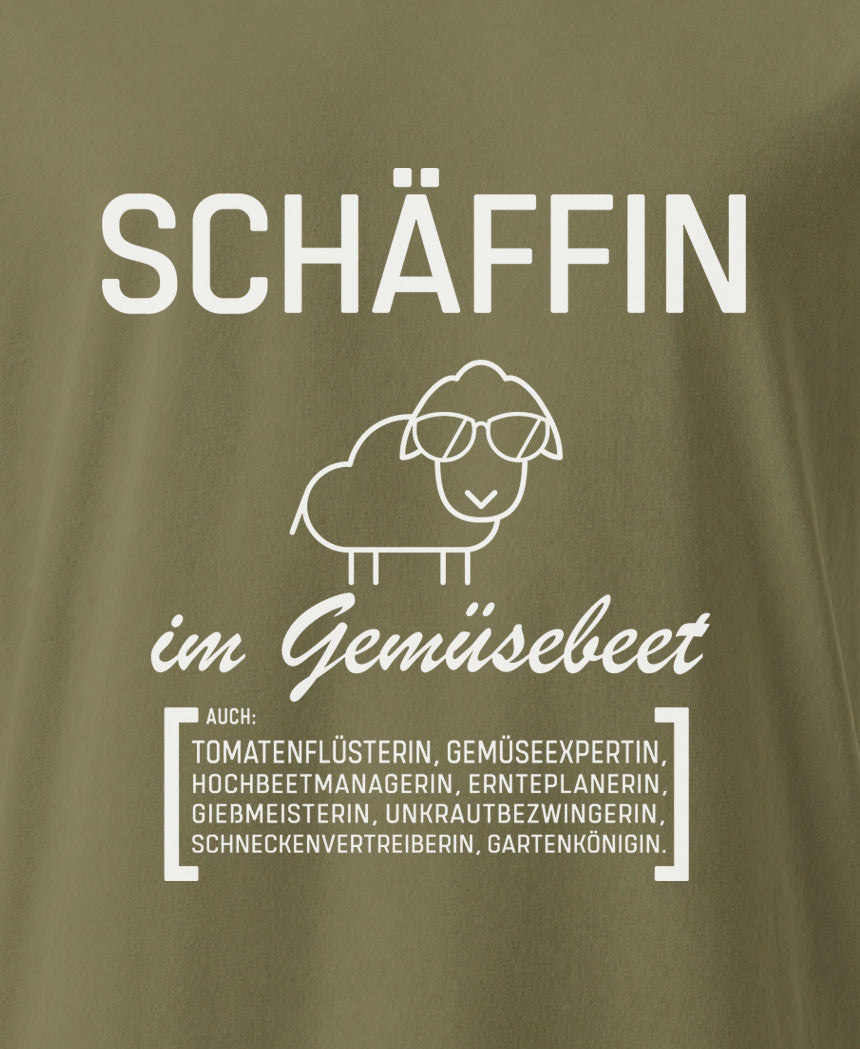 Close-up des T-Shirts SCHÄFFIN – Gärtnerin Garten Bio T-Shirt in khakigrün. Ein humorvolles T-Shirt im Wörterbuchstil für Gärtnerinnen, Hobbygärtnerinnen und alle, die mit Leidenschaft pflanzen, ernten und den grünen Daumen zeigen.