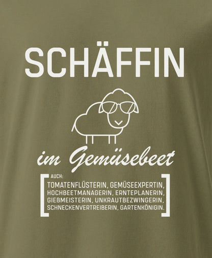 Close-up des T-Shirts SCHÄFFIN – Gärtnerin Garten Bio T-Shirt in khakigrün. Ein humorvolles T-Shirt im Wörterbuchstil für Gärtnerinnen, Hobbygärtnerinnen und alle, die mit Leidenschaft pflanzen, ernten und den grünen Daumen zeigen.