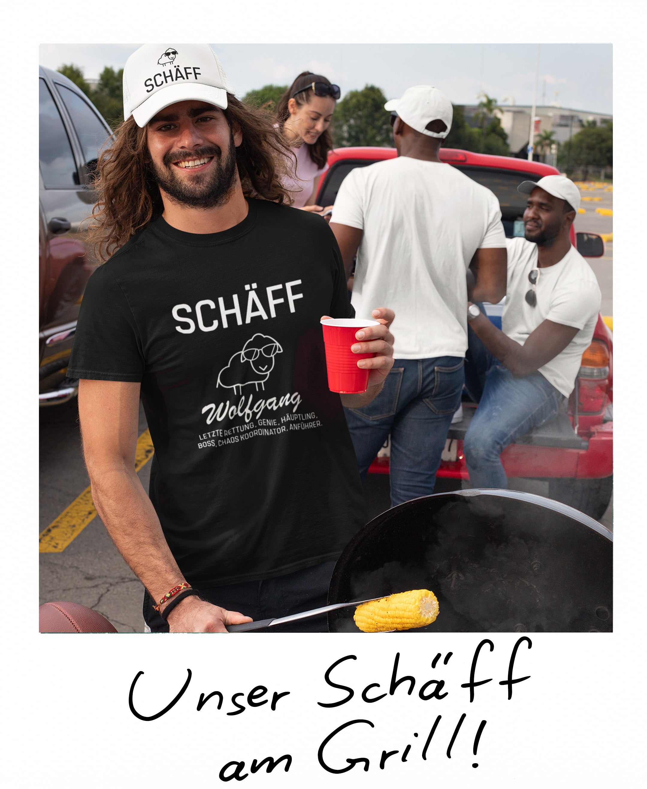 Wolfgang, Chef am Grill, mit personalisiertem Schäff-T-Shirt und Cap, lustige Geschenkidee.