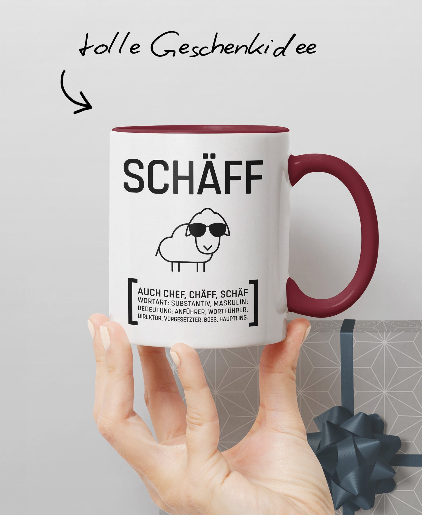 Hand präsentiert zweifarbige Keramiktasse mit SCHÄFF Motiv: cooles Schaf mit Sonnenbrille – und Hinweis ‚tolle Geschenkidee’.