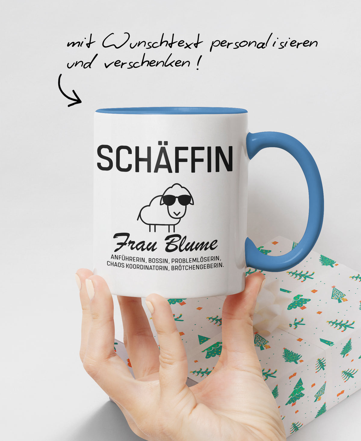 Hand präsentiert zweifarbige SCHÄFFIN Tasse mit Namen Frau Blume: mit Texthinweis ‚mit Wunschtext personalisieren und verschenken’
