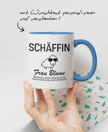 Hand präsentiert zweifarbige SCHÄFFIN Tasse mit Namen Frau Blume: mit Texthinweis ‚mit Wunschtext personalisieren und verschenken’