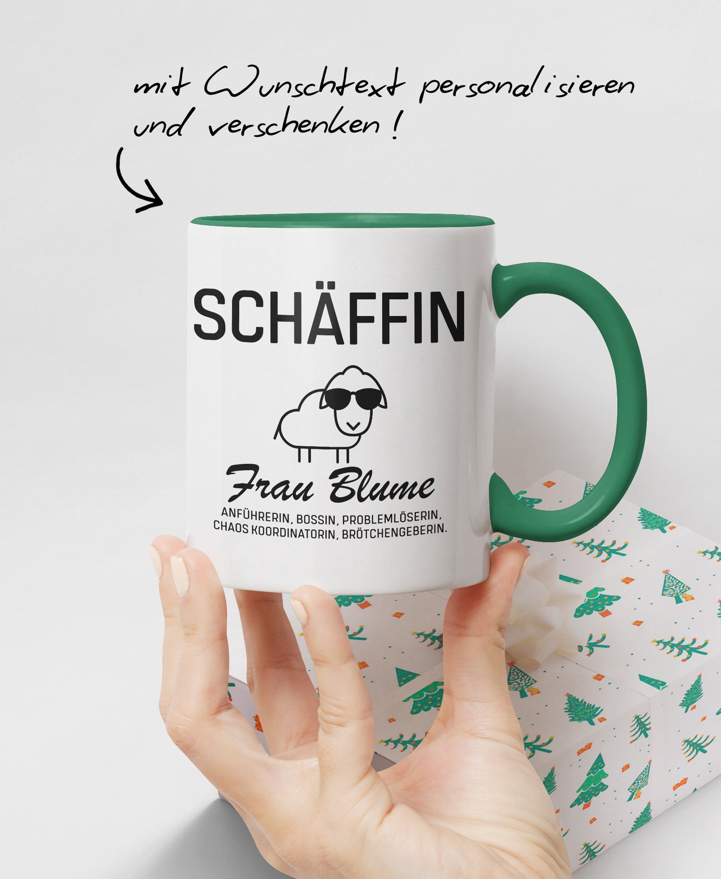 Hand präsentiert zweifarbige SCHÄFFIN Tasse mit Namen Frau Blume: mit Texthinweis ‚mit Wunschtext personalisieren und verschenken’