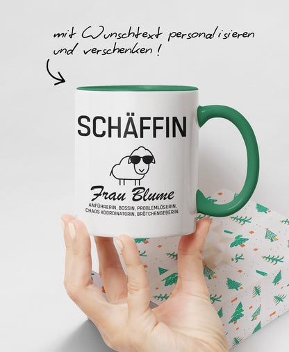 Hand präsentiert zweifarbige SCHÄFFIN Tasse mit Namen Frau Blume: mit Texthinweis ‚mit Wunschtext personalisieren und verschenken’