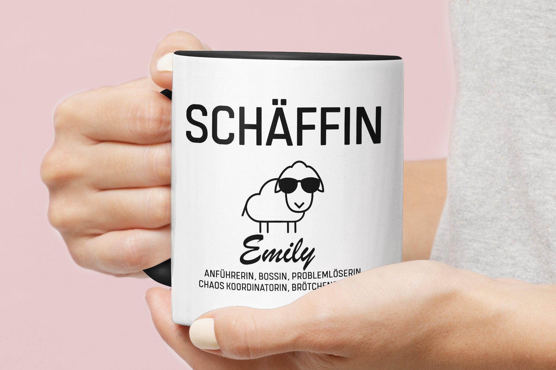 Weisse personalisierte Tasse mit Namen Emily – Individuelles Geschenk für Chefinnen zum Geburtstag oder Jubiläum.