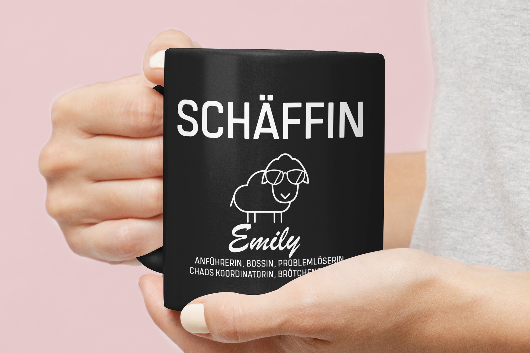 Schwarze personalisierte Tasse mit Namen Emily – Individuelles Geschenk für Chefinnen zum Geburtstag oder Jubiläum.