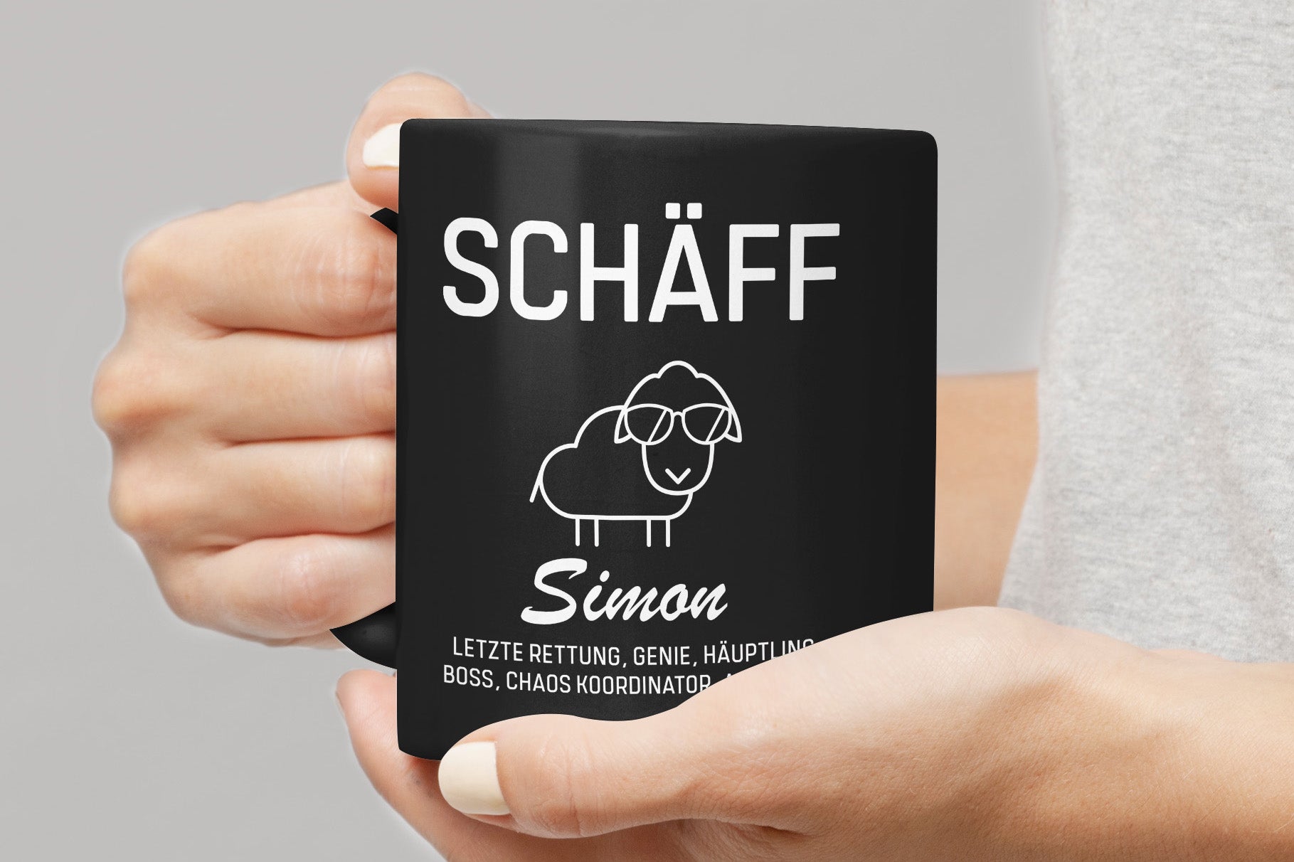 Schwarze personalisierte Tasse mit Namen Simon – Individuelles Geschenk für den Chef zum Geburtstag oder Jubiläum.