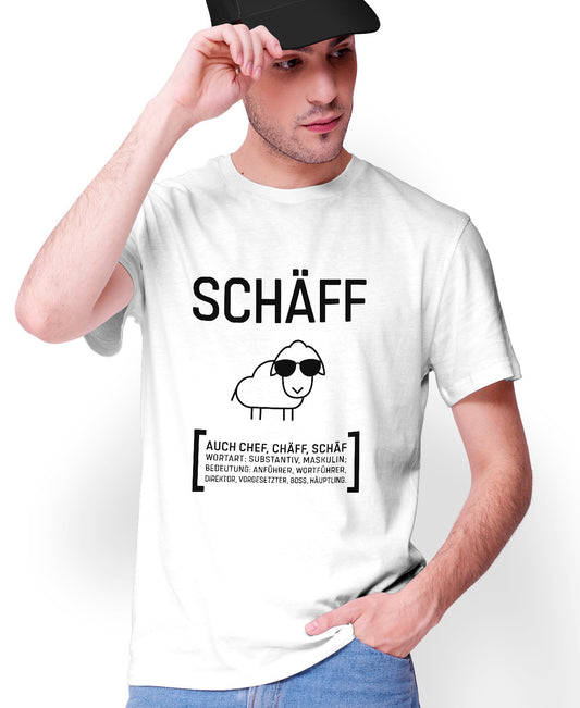 Mann im weissem T-Shirt mit Schriftzug ‚SCHÄFF‘ über einer einfachen Illustration eines Schafs mit Sonnenbrille; darunter steht eine Definition in eckigen Klammern mit alternativen Begriffen für Chef.