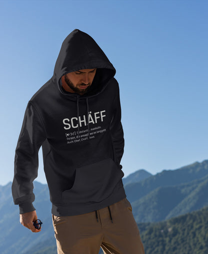 Mann mit Bergpanorama trägt SCHÄFF – Chef Definition Bio-Hoodie in Navy