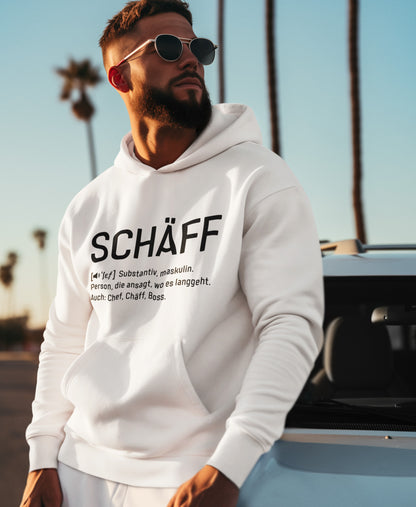Cooler Mann mit Sonnenbrille und Undercut Haarschnitt trägt SCHÄFF – Chef Definition Bio-Hoodie in Weiss