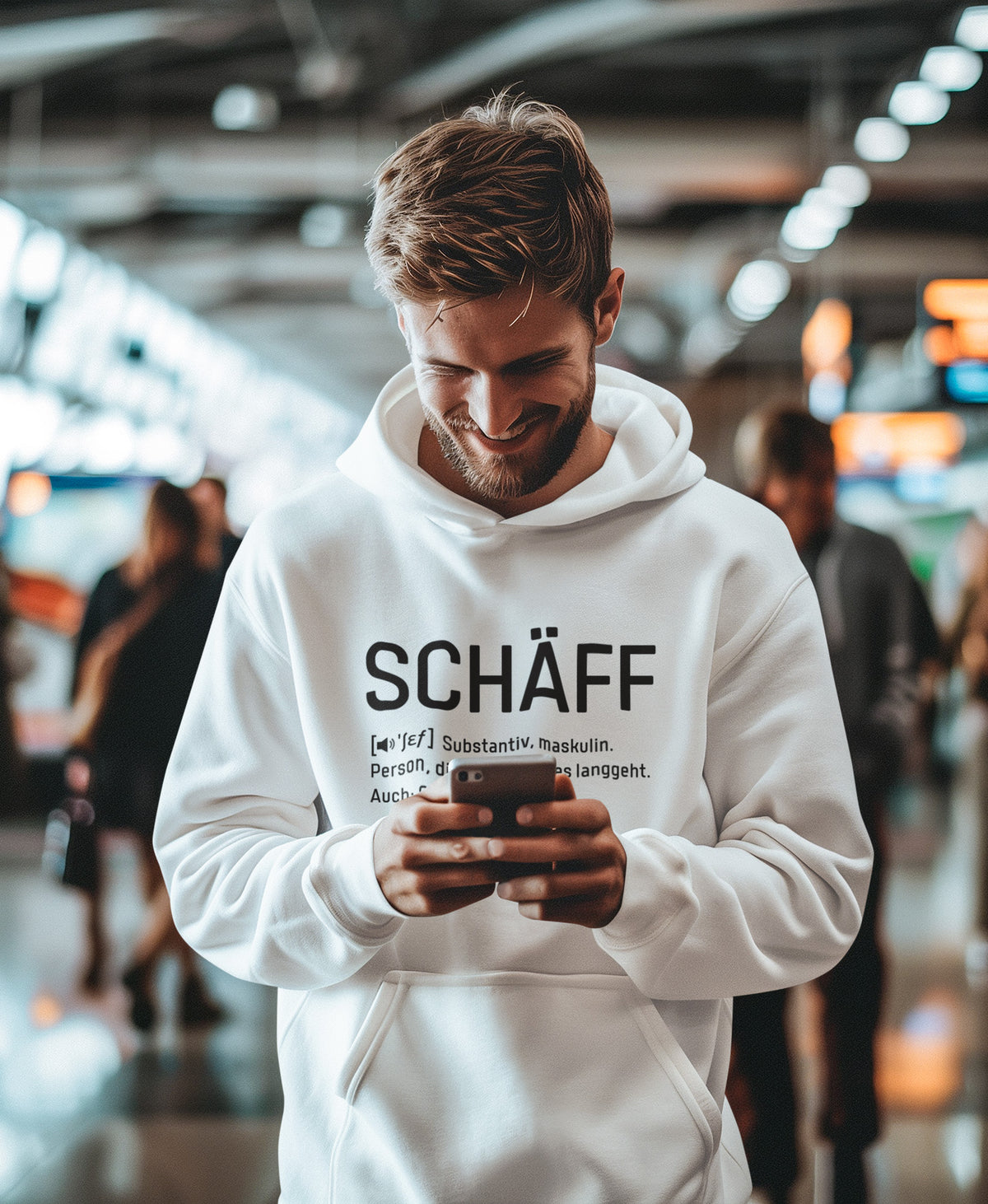 Mann mit Bart und Handy trägt SCHÄFF – Chef Definition Bio-Hoodie in Weiss