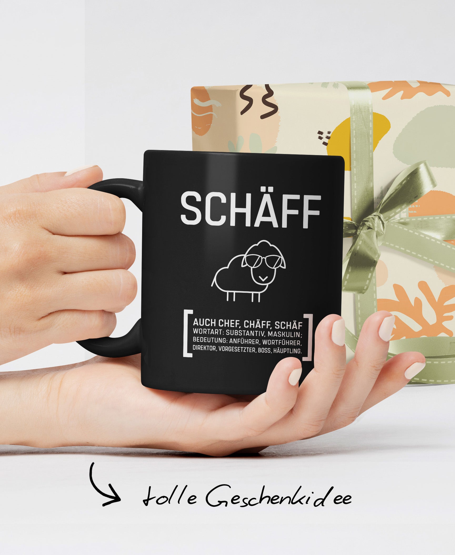 Schwarze Keramiktasse mit SCHÄFF Motiv: cooles Schaf mit Sonnenbrille – witziges Geschenk für den Chef mit Spruch und Hinweis ‚tolle Geschenkidee’.