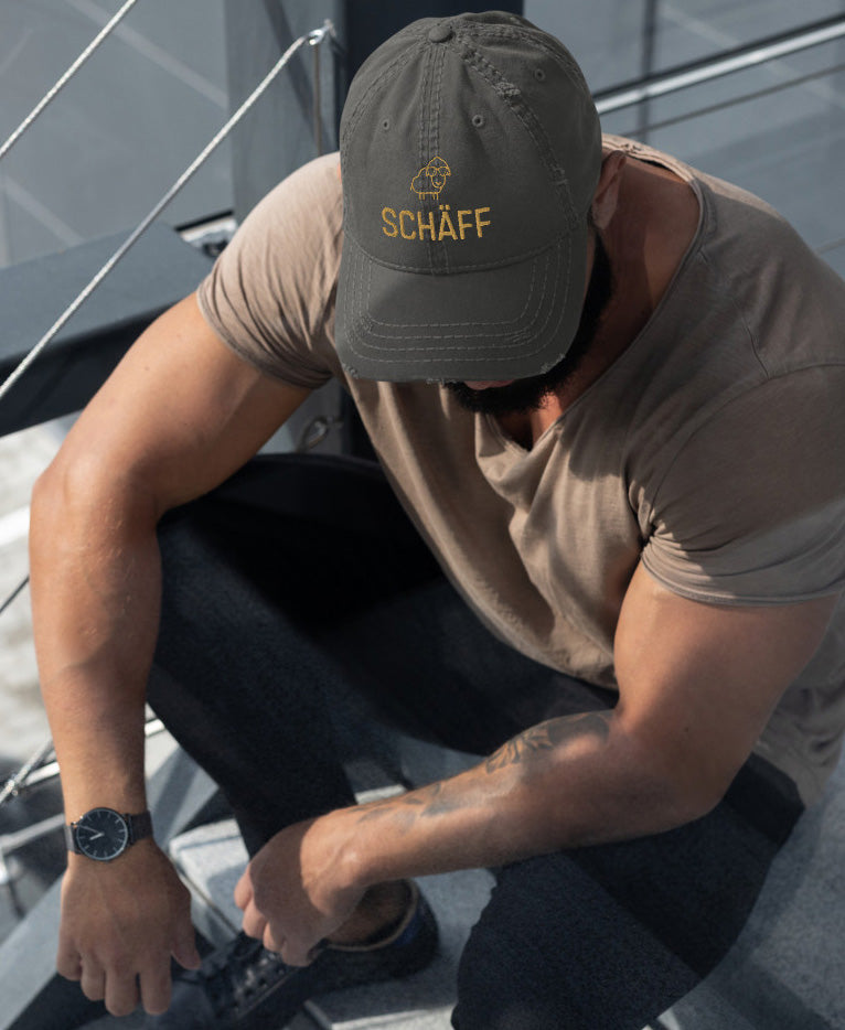 Mann mit dunkler SCHÄFF Cap im Used-Look – Markantes Accessoire und Geschenk für Männer mit Charakter.